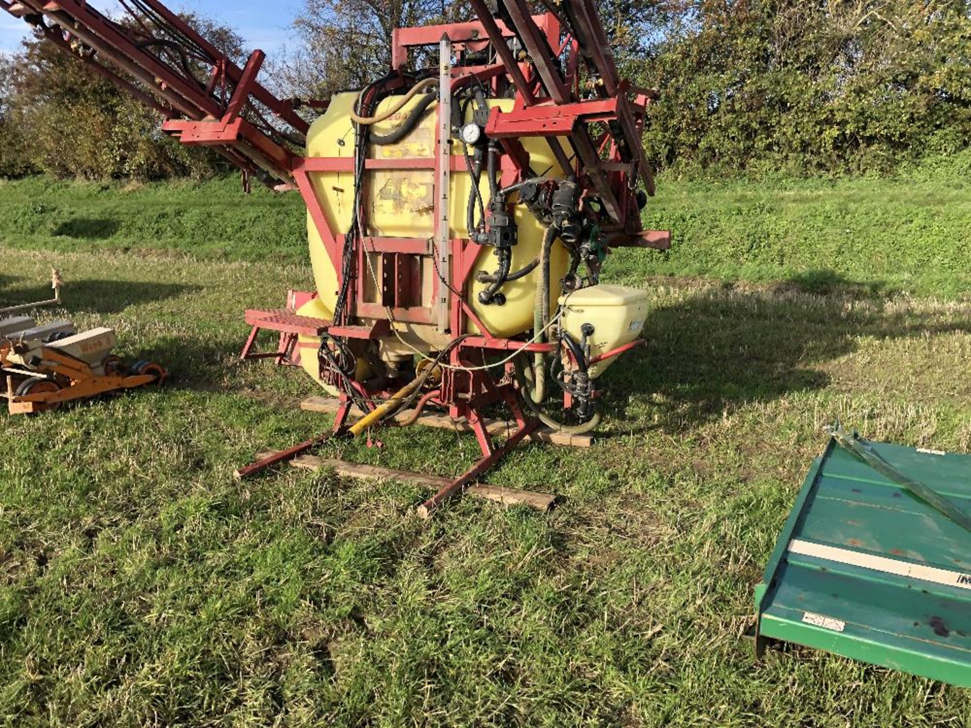 HARDI 21M MOUNTED SPRAYER, MEGA, 1,000 LITRE TANK, CHEMICAL FILL HOPPER. - Image 3 of 8