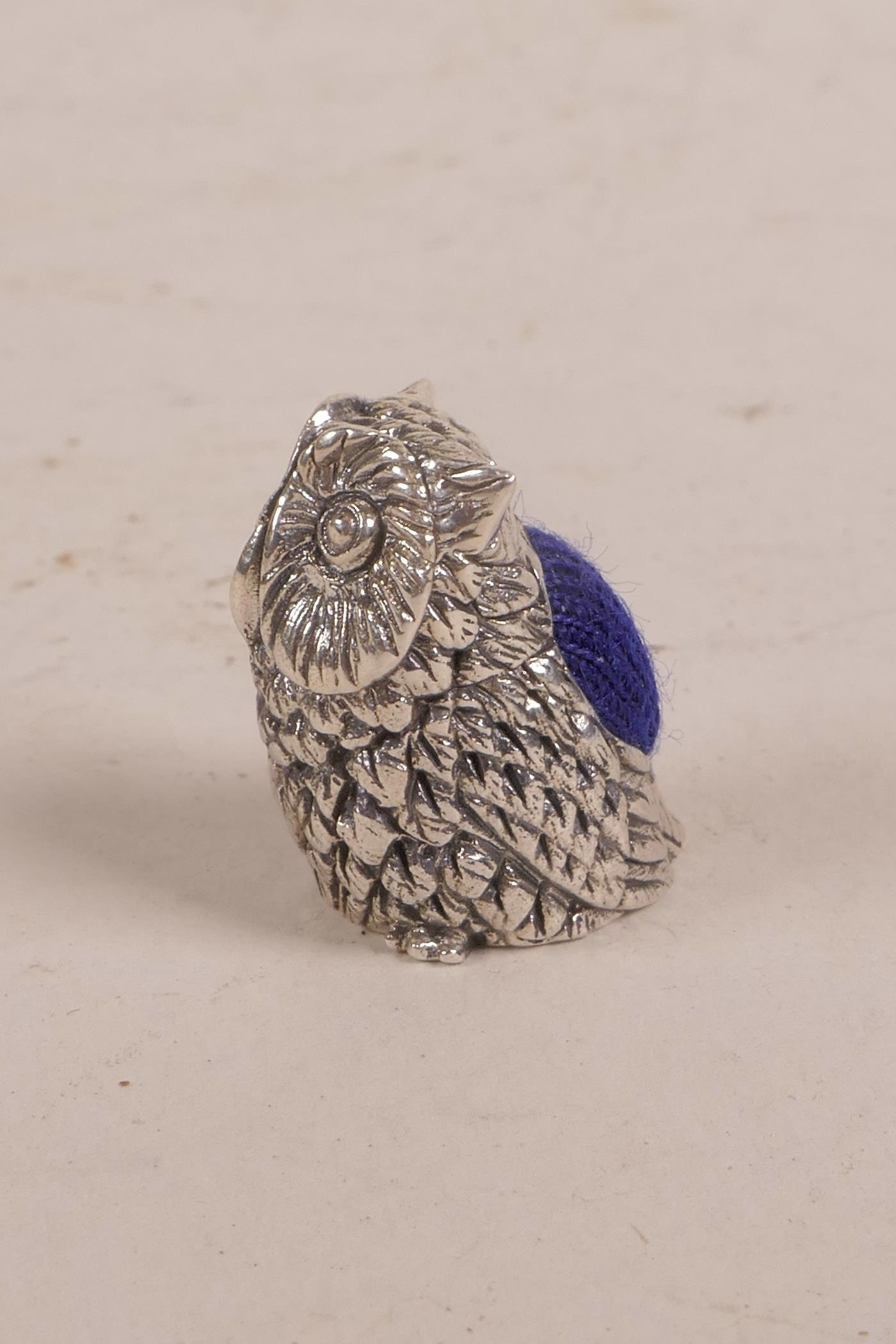 A miniature 925 silver pin cushion in the form of an owl, 1" - Image 3 of 3