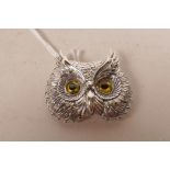 A sterling silver brooch in the form of an owl's head, 1½" wide