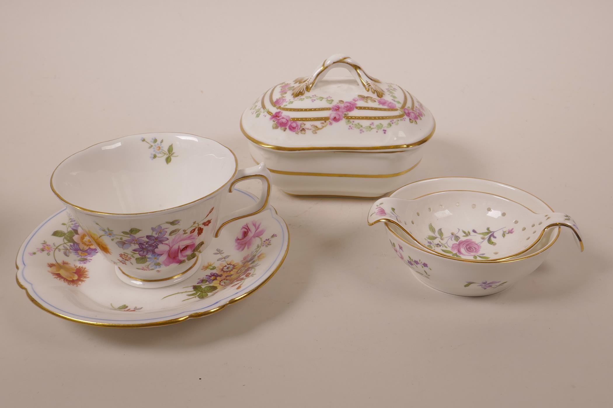 A pair of possibly Chamberlain Worcester early C19th leaf shaped dessert dishes, with hand painted - Image 7 of 8