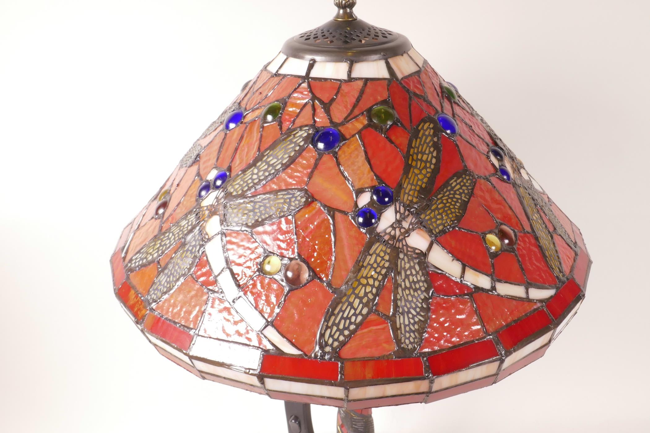 A Tiffany style table lamp with dragonfly decoration on a red ground, 21" high - Image 3 of 3