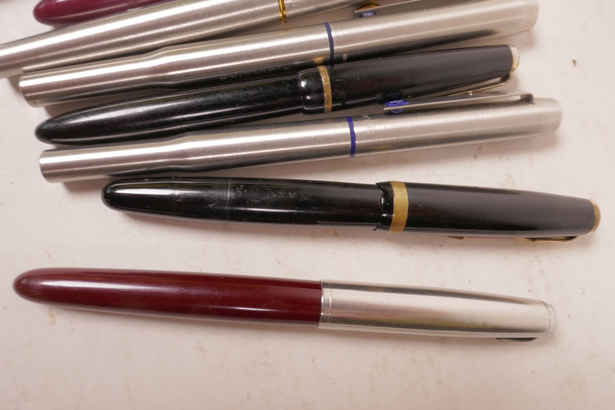 A collection of ten vintage Parker fountain pens - Image 2 of 4