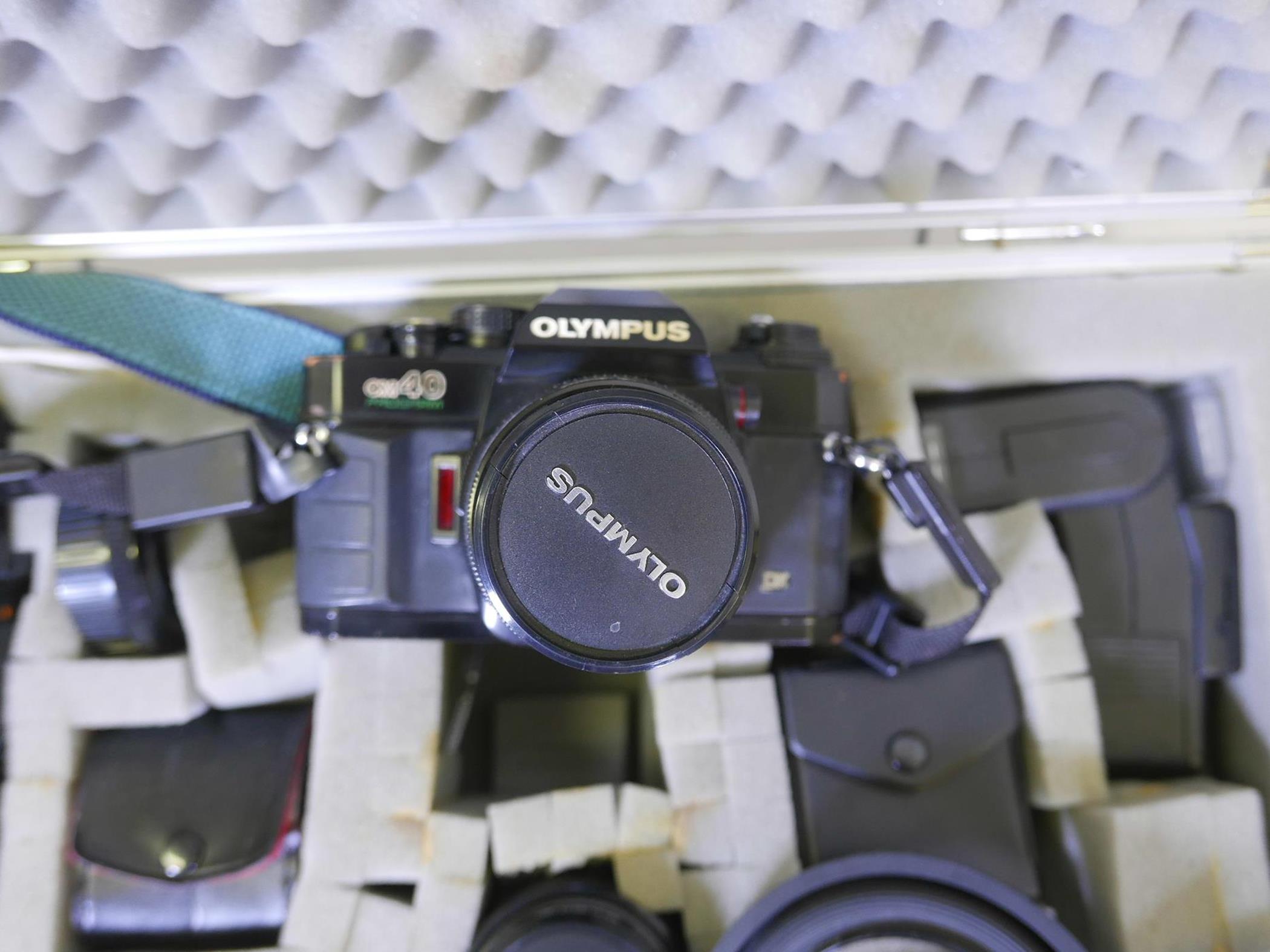 An Olympus OM40 35mm SLR camera, with zoom lenses and filters, flash etc, in metal case - Image 3 of 4