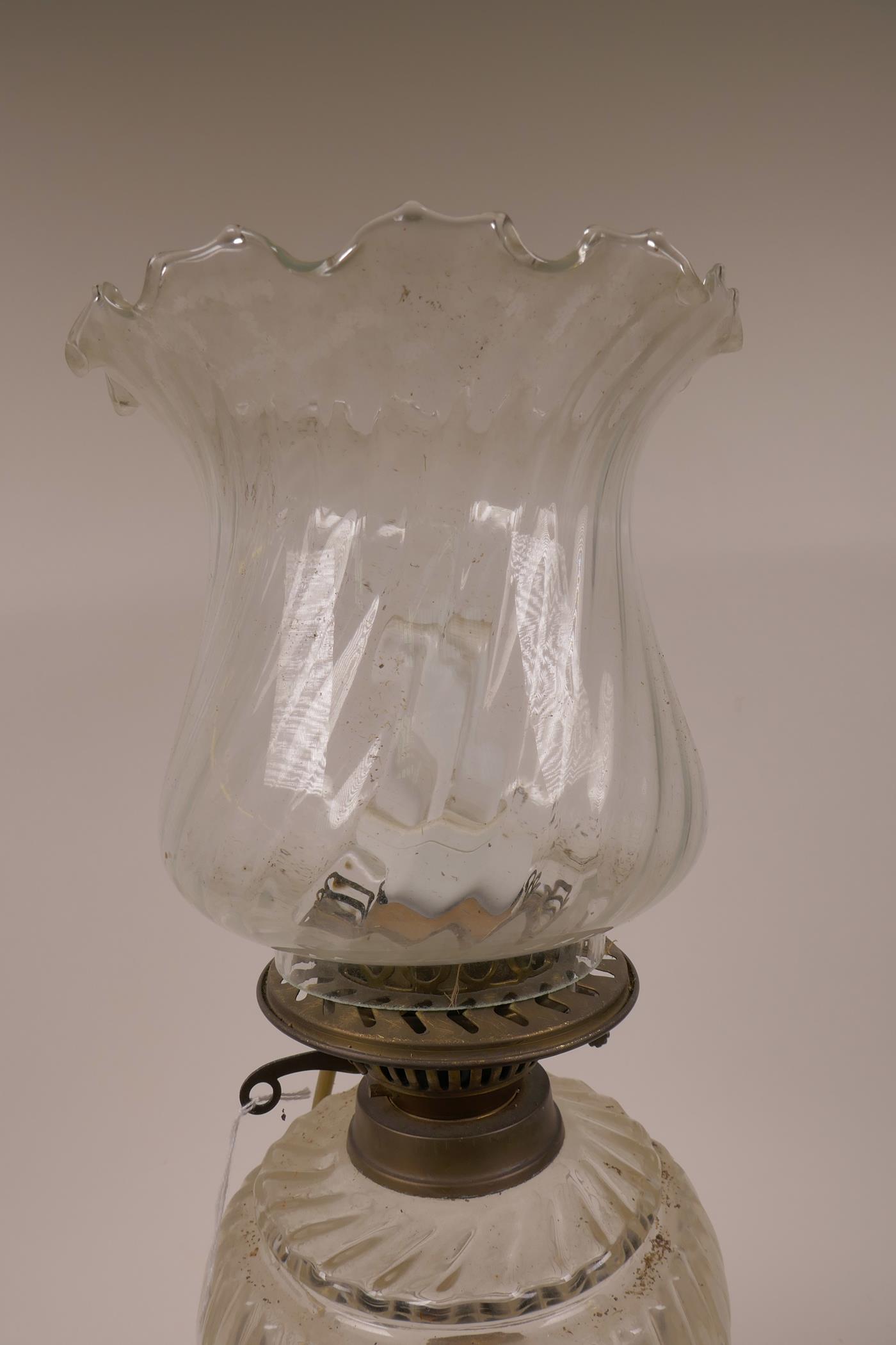 A C19th glass and brass oil lamp with glass shade and font on a classical brass and wood column - Image 3 of 3