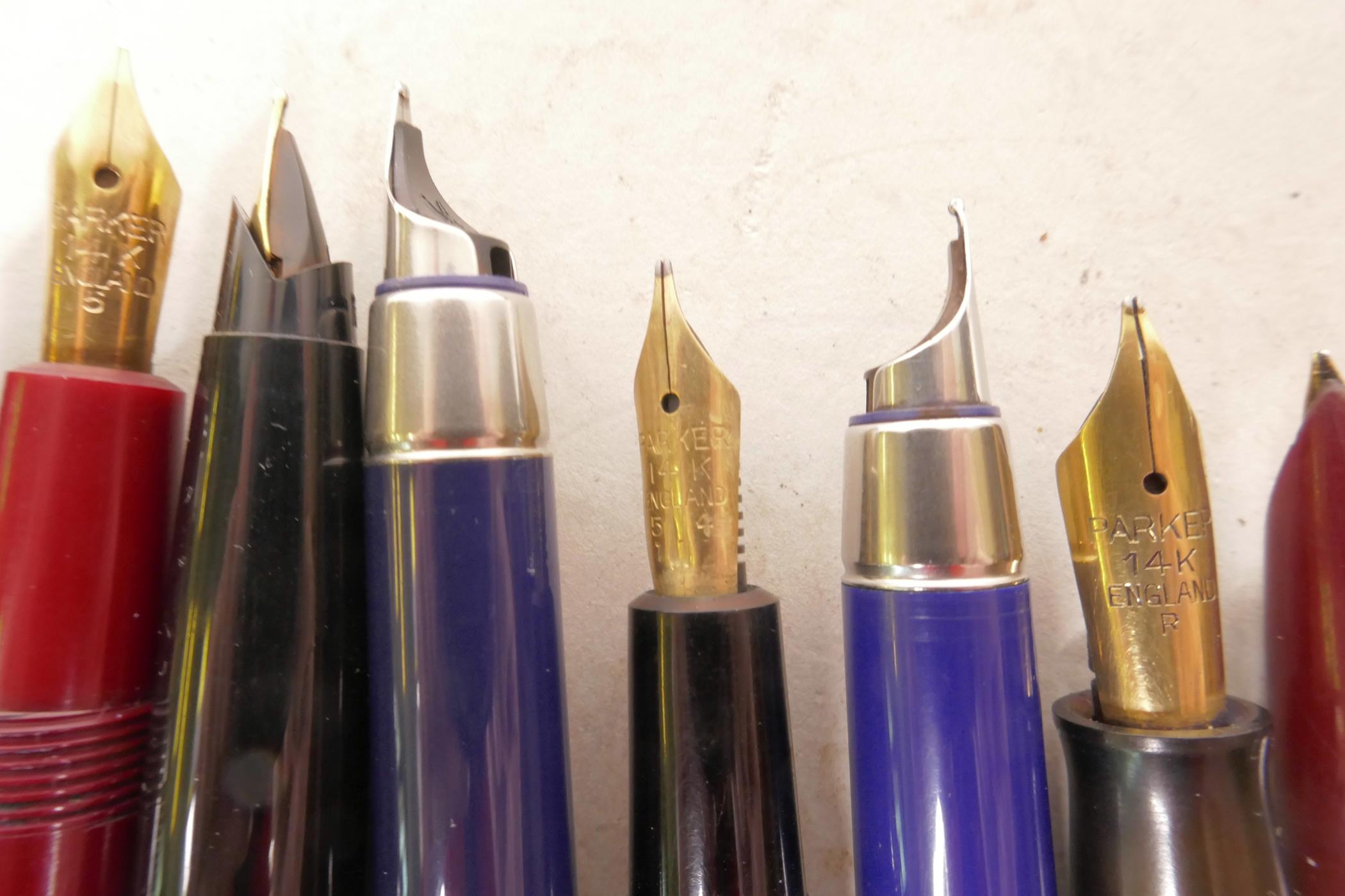 A collection of ten vintage Parker fountain pens - Image 4 of 4