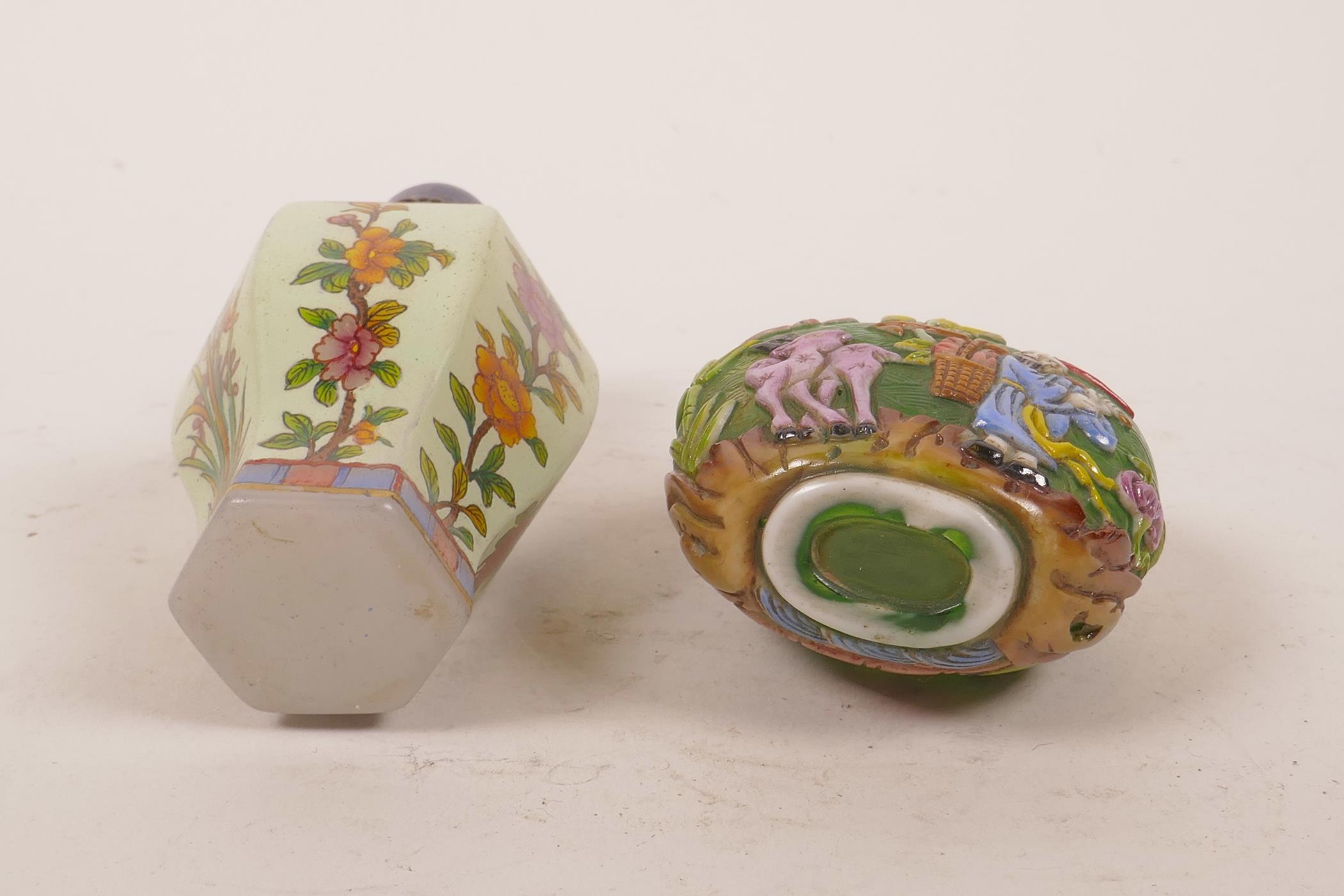 A Chinese enamelled glass snuff bottle decorated with flowers, together with another glass snuff - Image 3 of 3