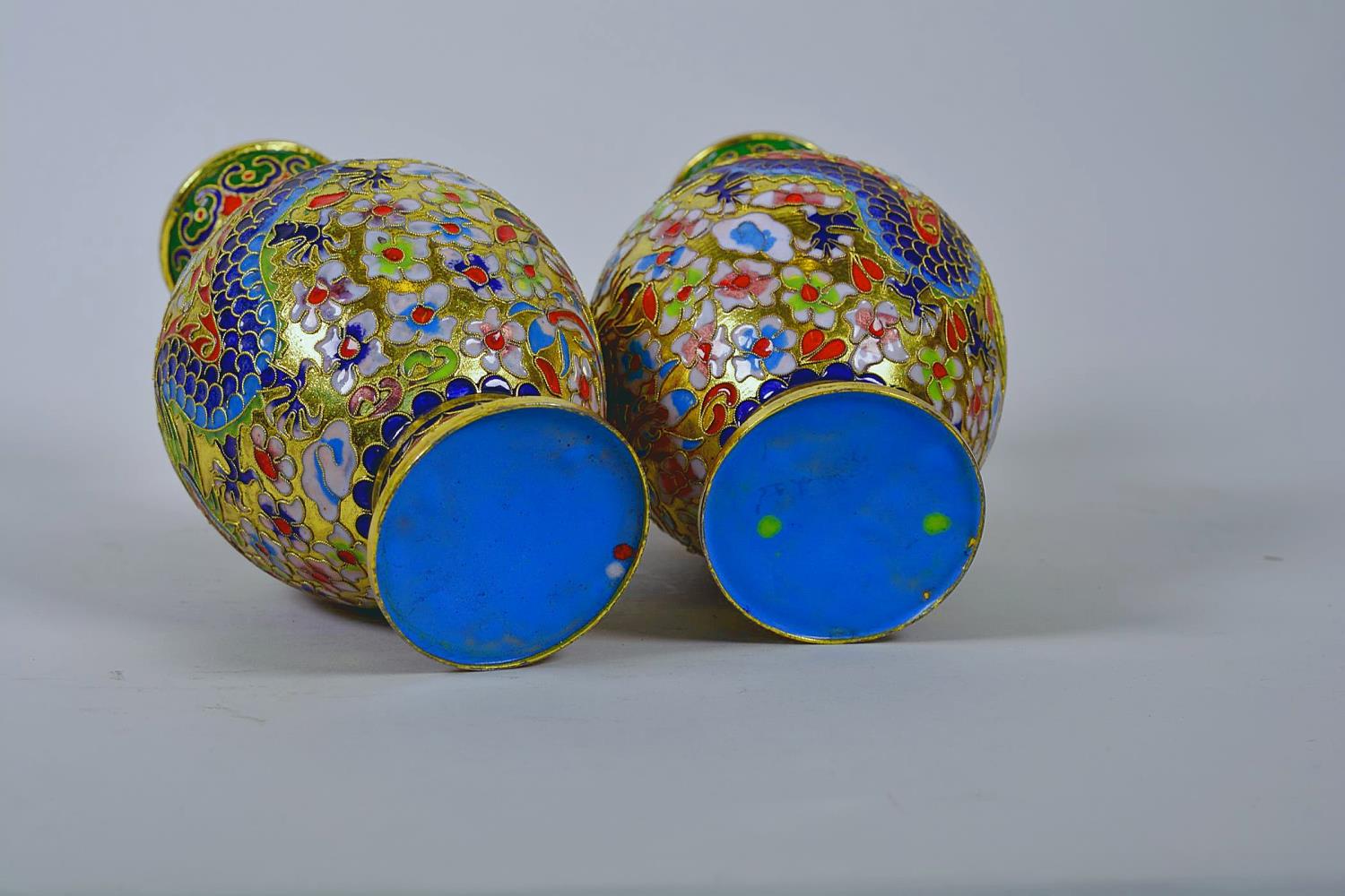 A pair of Oriental cloisonné vases decorated with dragons, 8" high - Image 5 of 9