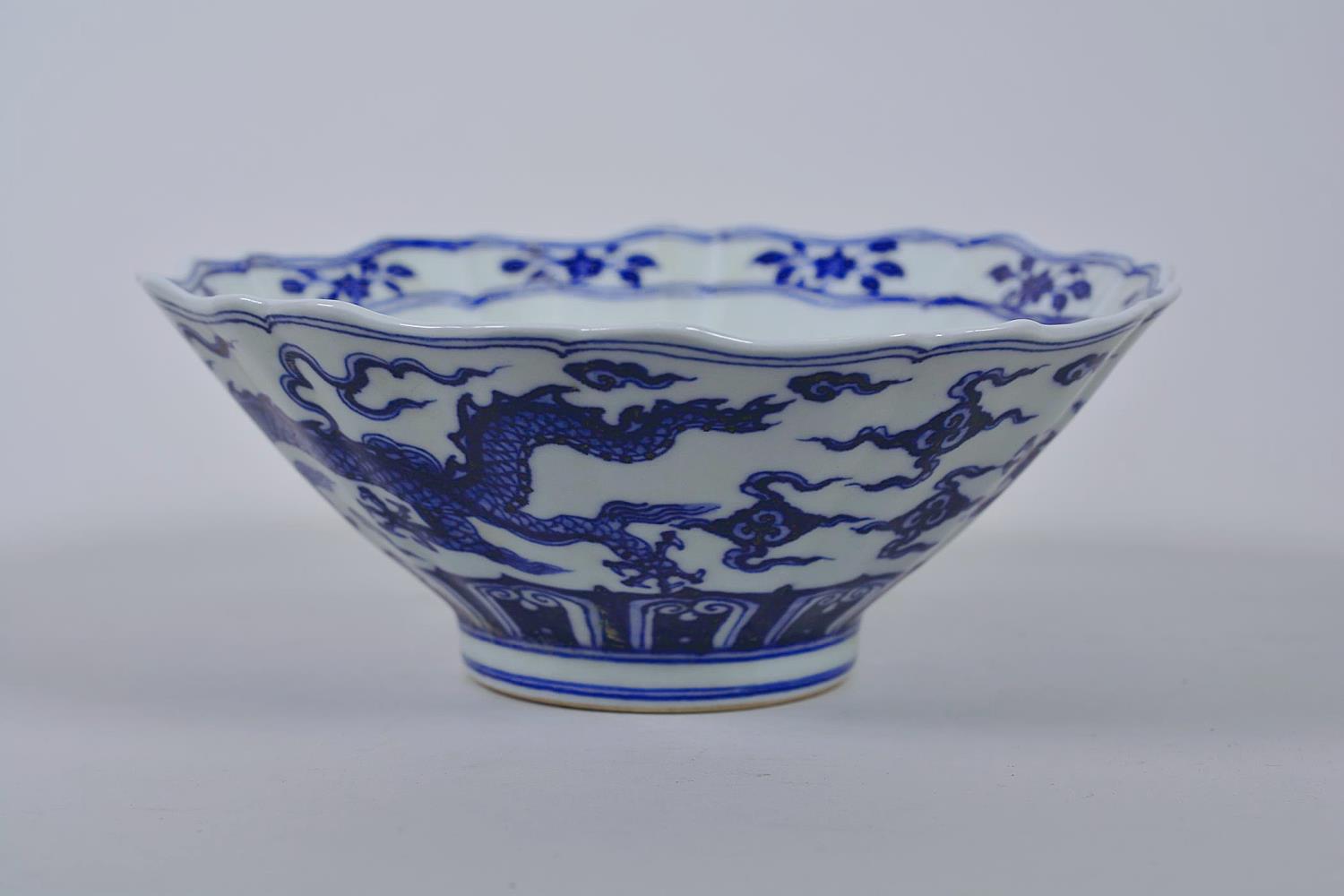 A Chinese blue and white porcelain bowl with a lobed rim and dragon decoration, 6 character mark - Image 3 of 11