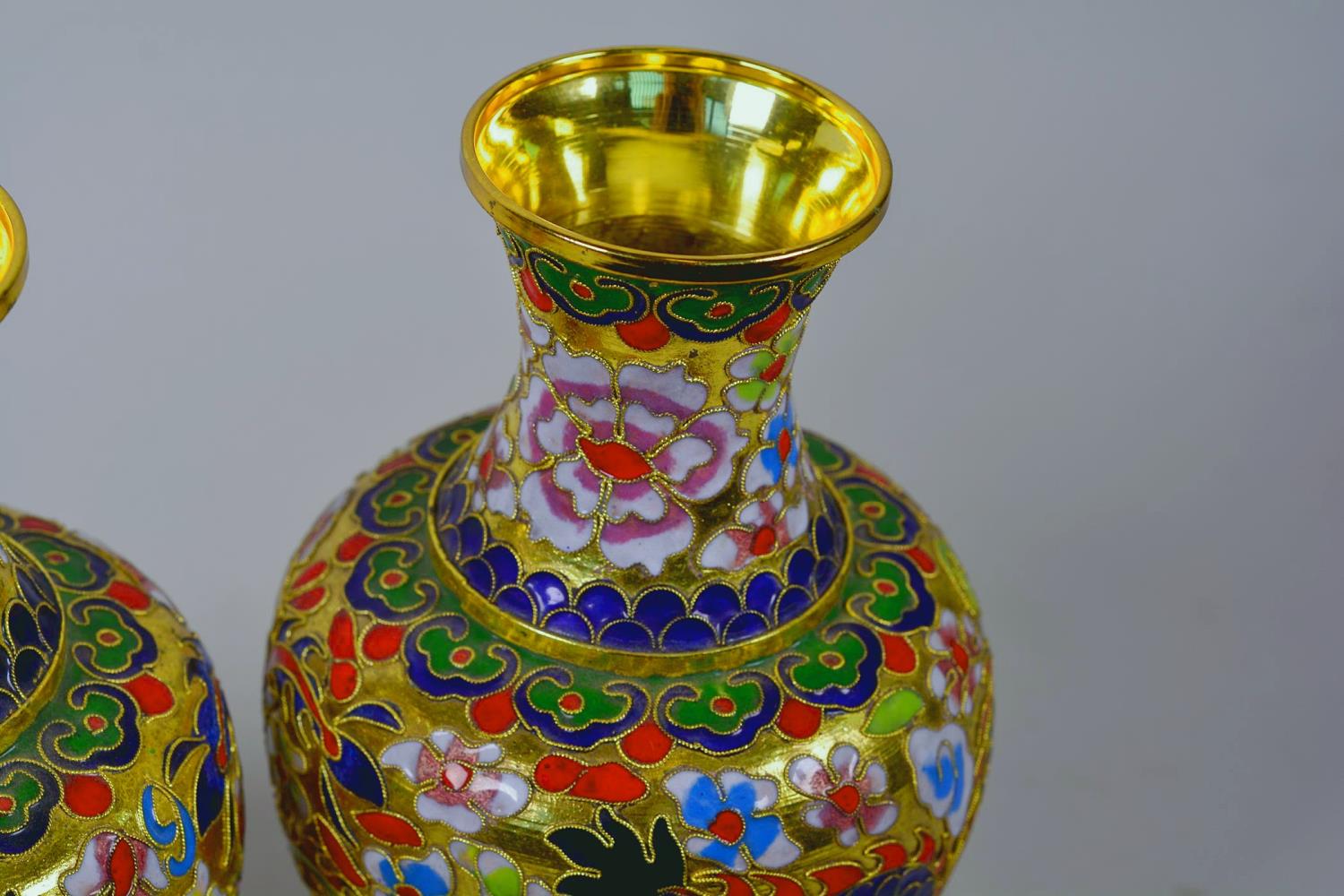 A pair of Oriental cloisonné vases decorated with dragons, 8" high - Image 8 of 9