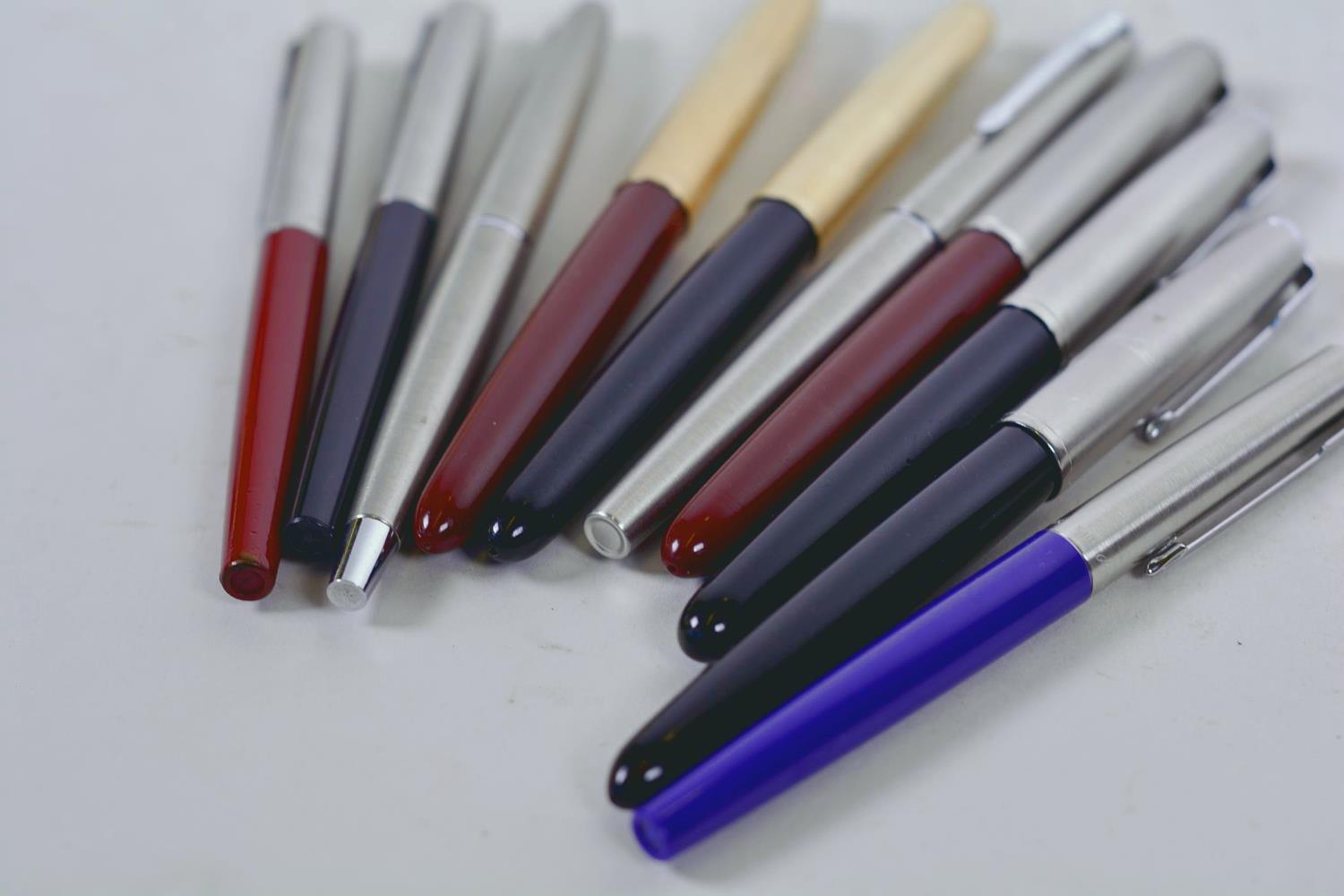 A collection of ten vintage Parker fountain pens - Image 4 of 5