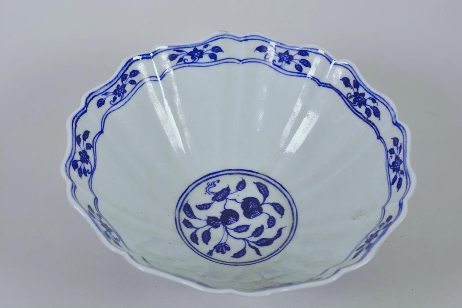 A Chinese blue and white porcelain bowl with a lobed rim and dragon decoration, 6 character mark - Image 4 of 11