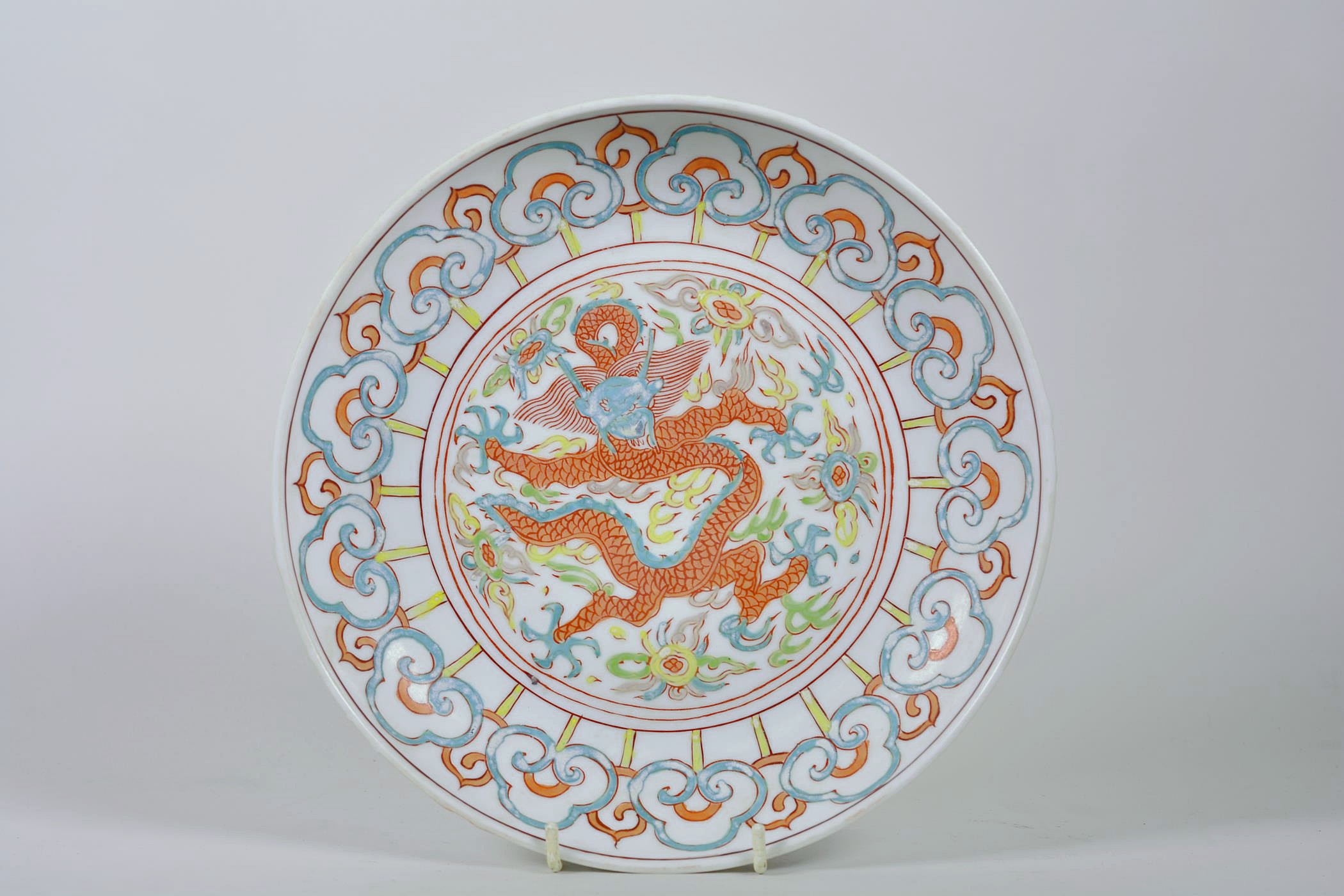 A Chinese polychrome porcelain dish decorated with a dragon and flaming pearl, 6 character mark to