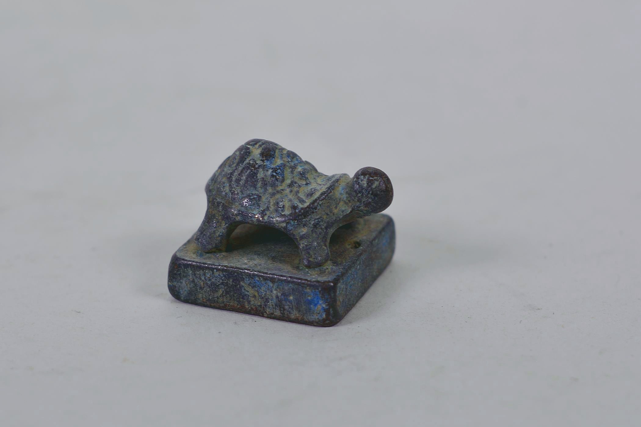 A Chinese carved hardstone seal with kylin decoration, together with a small bronze tortoise seal, - Image 5 of 7