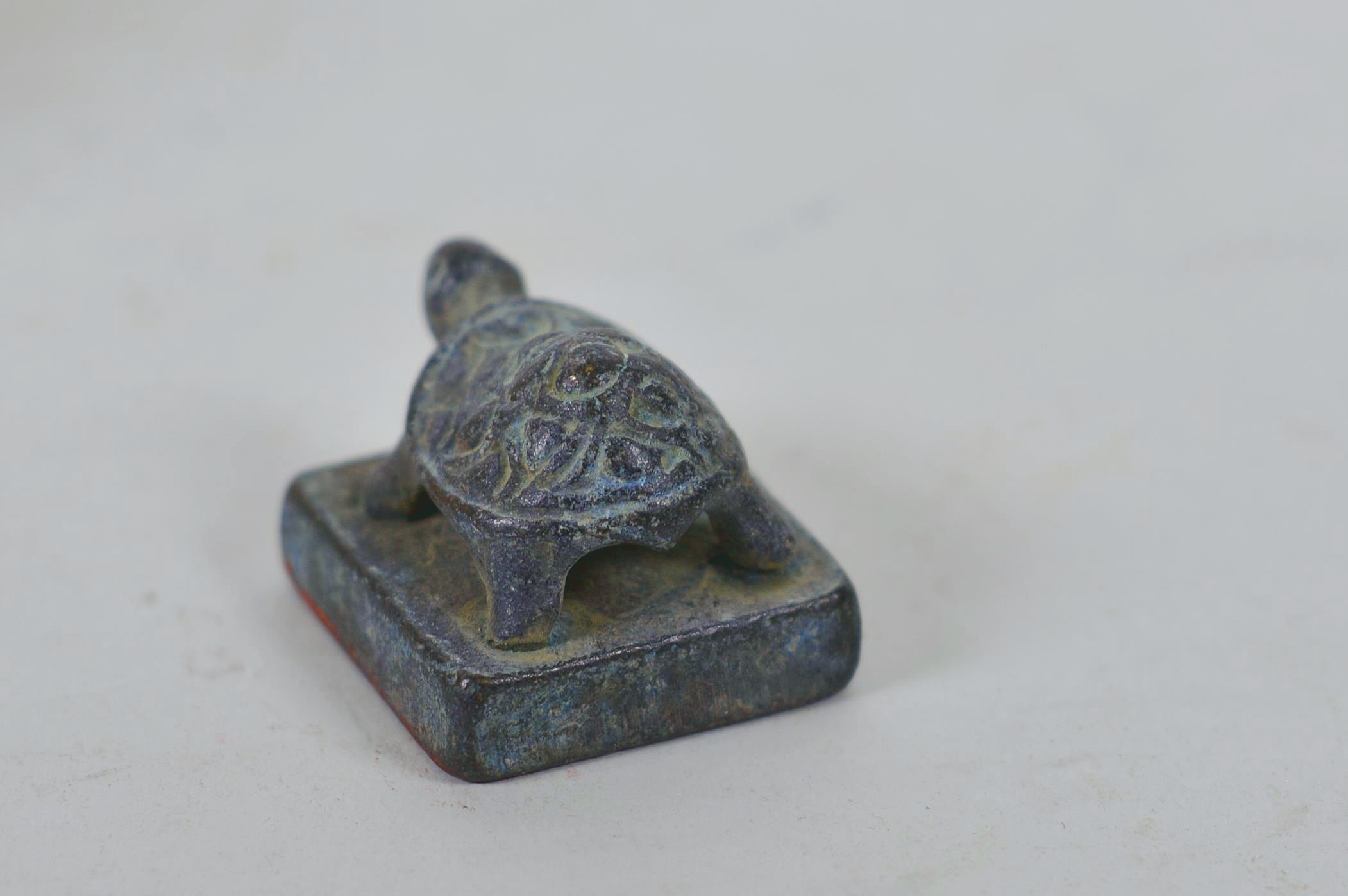 A Chinese carved hardstone seal with kylin decoration, together with a small bronze tortoise seal, - Image 7 of 7