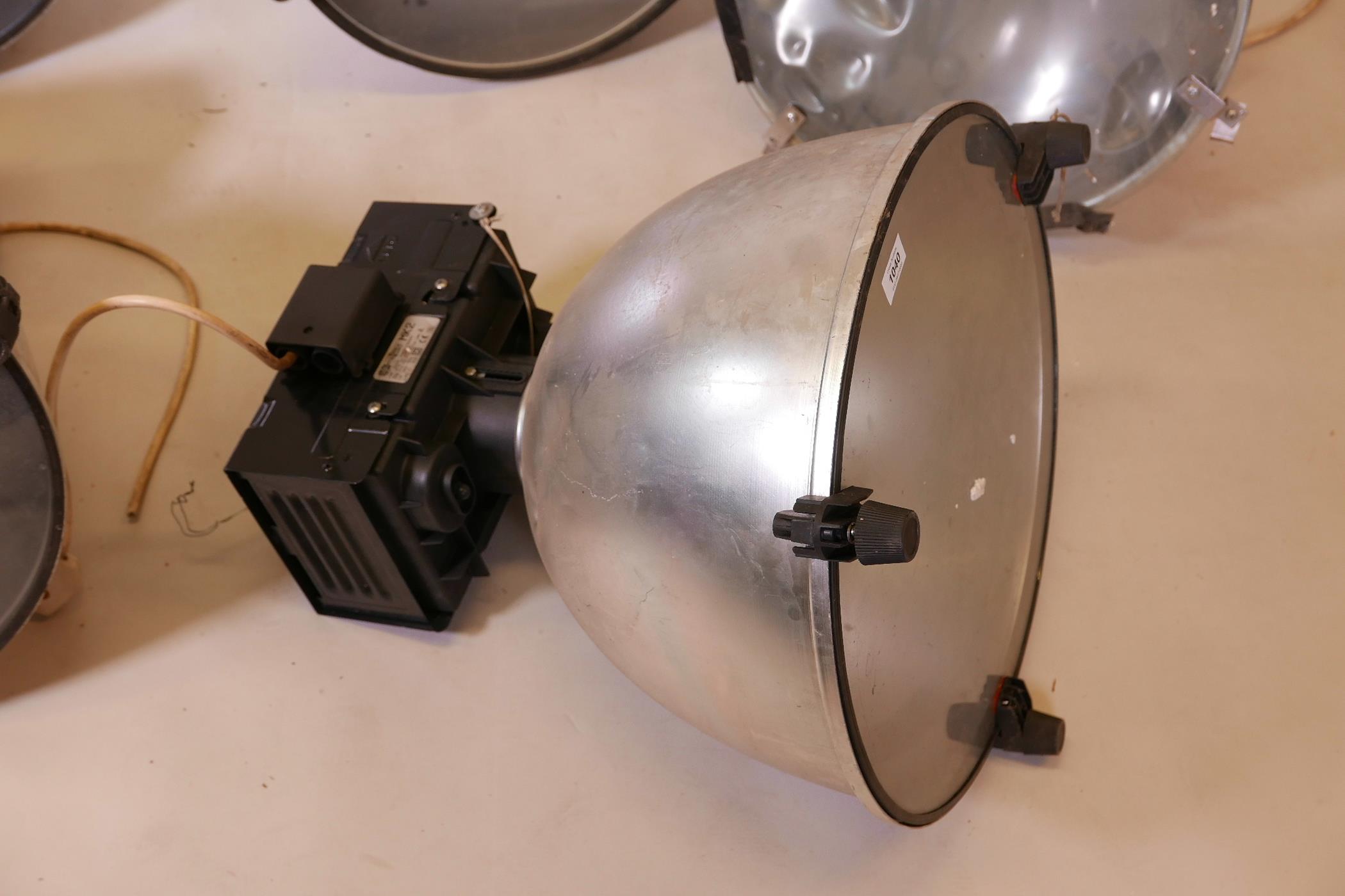 A set of four Fitzgerald Mk2 250W sodium spotlights, 19" x 20", and a smaller Hilclare lamp - Image 2 of 5