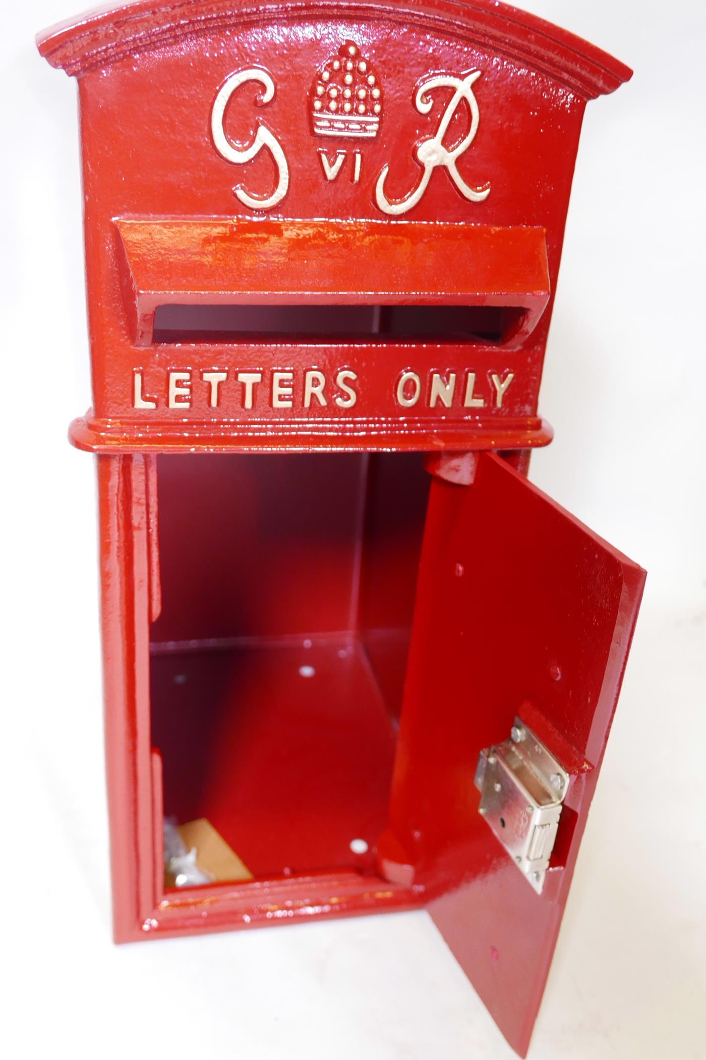 A cast iron and metal postbox with key, 23" x 14½" x 11" - Image 4 of 4