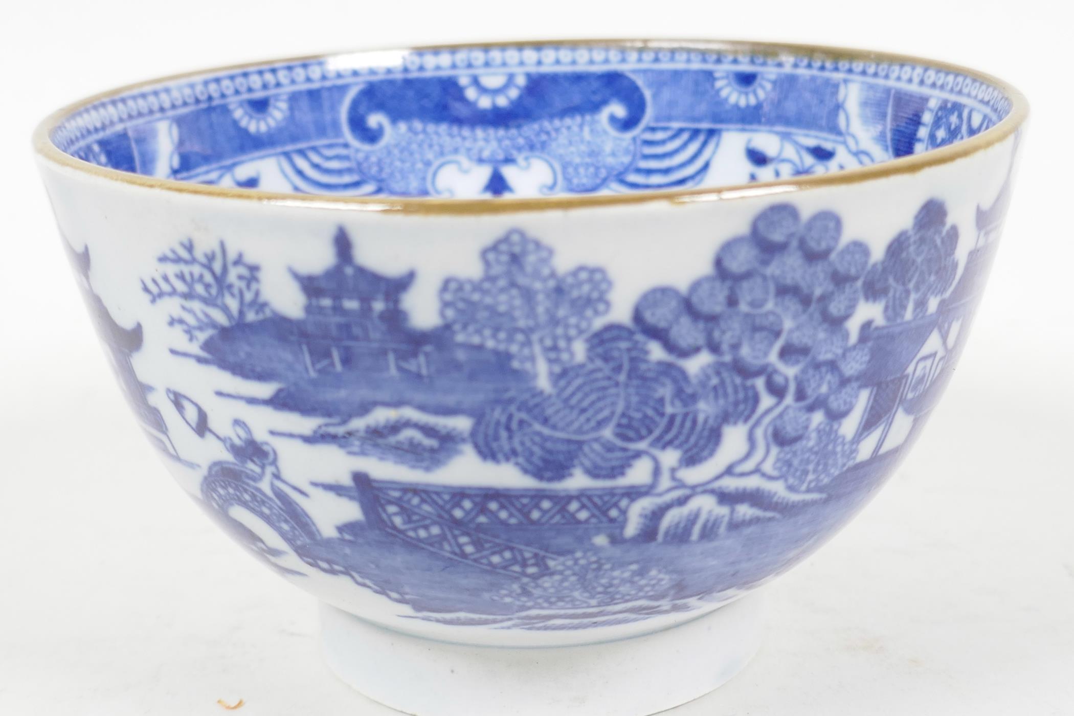 An early C19th English porcelain tea bowl, transfer printed with a variant on the Willow Pattern ( - Image 2 of 4