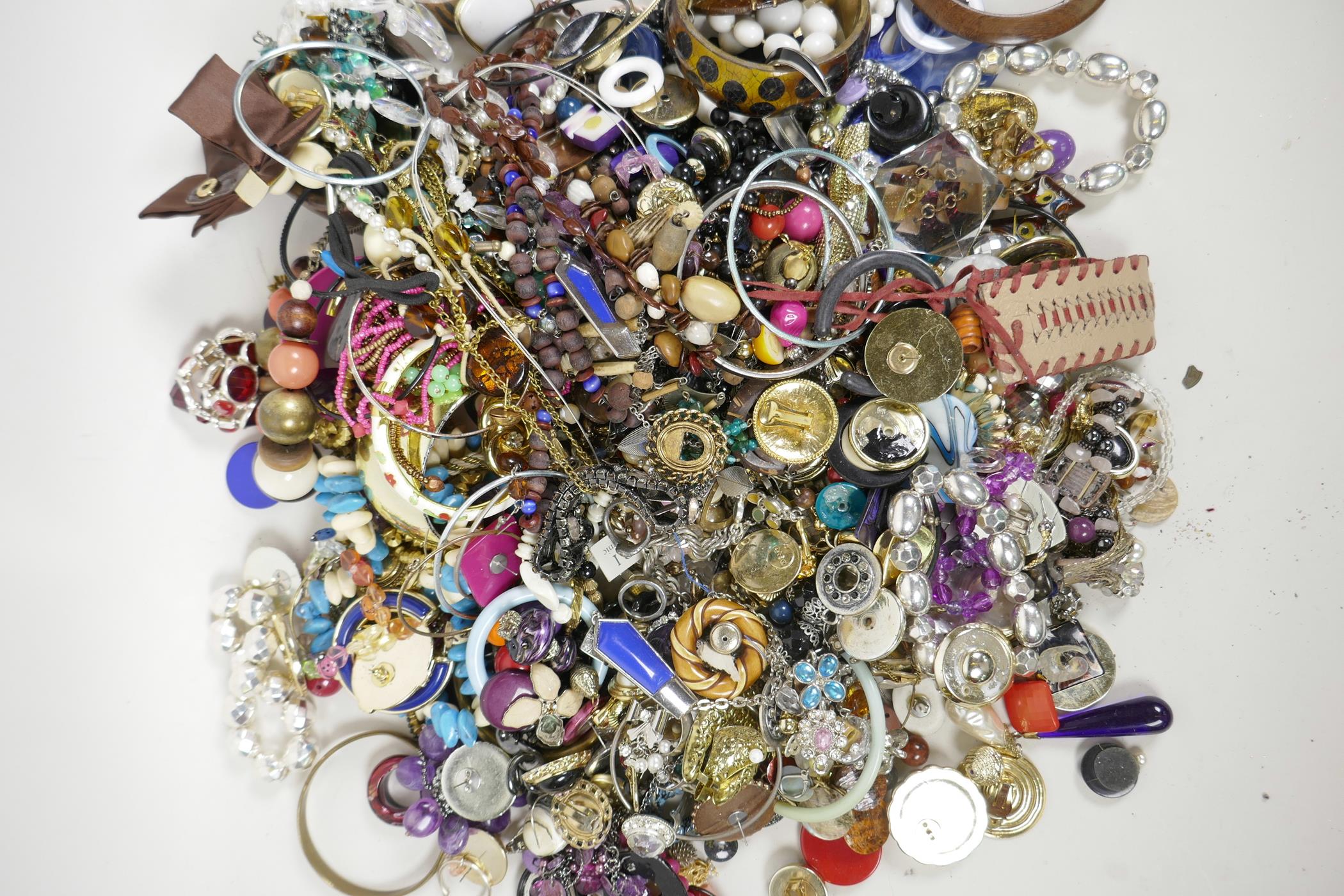 A large quantity of costume jewellery including bangles, necklaces, earrings etc - Image 3 of 4