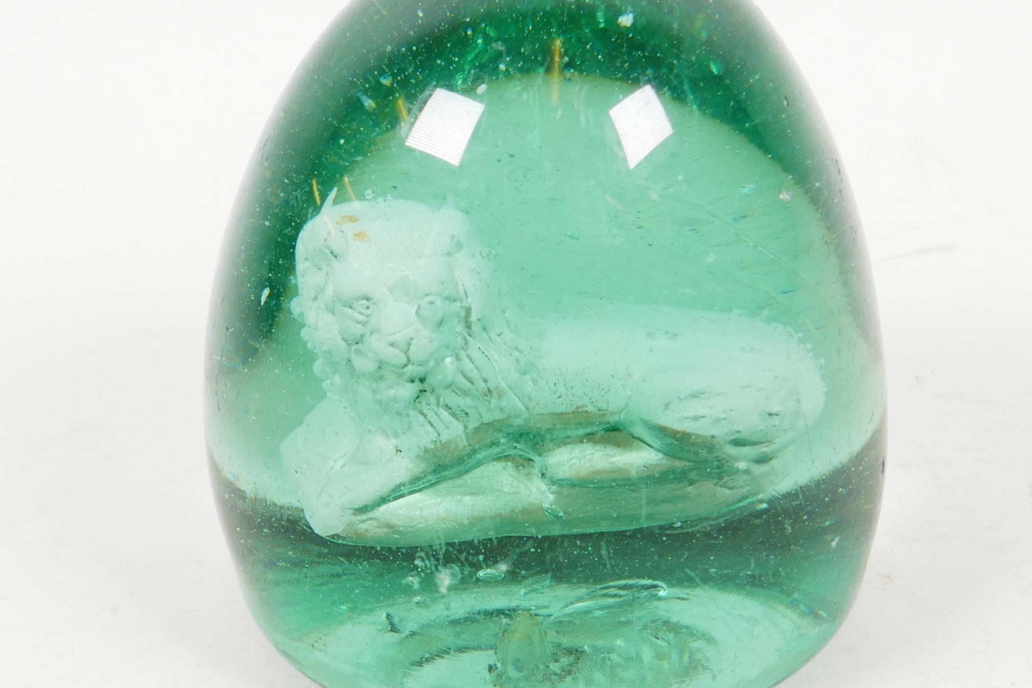A heavy C19th green glass dump with interior sulphide of a lion, 3½" diameter, 4" high - Image 3 of 4