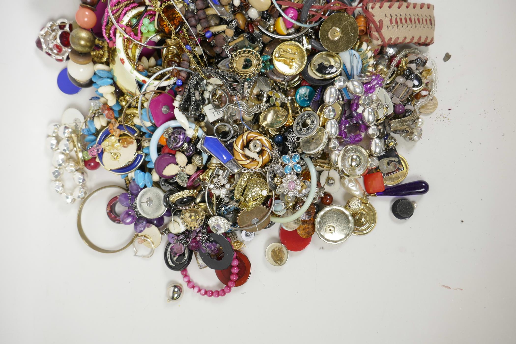 A large quantity of costume jewellery including bangles, necklaces, earrings etc - Image 2 of 4