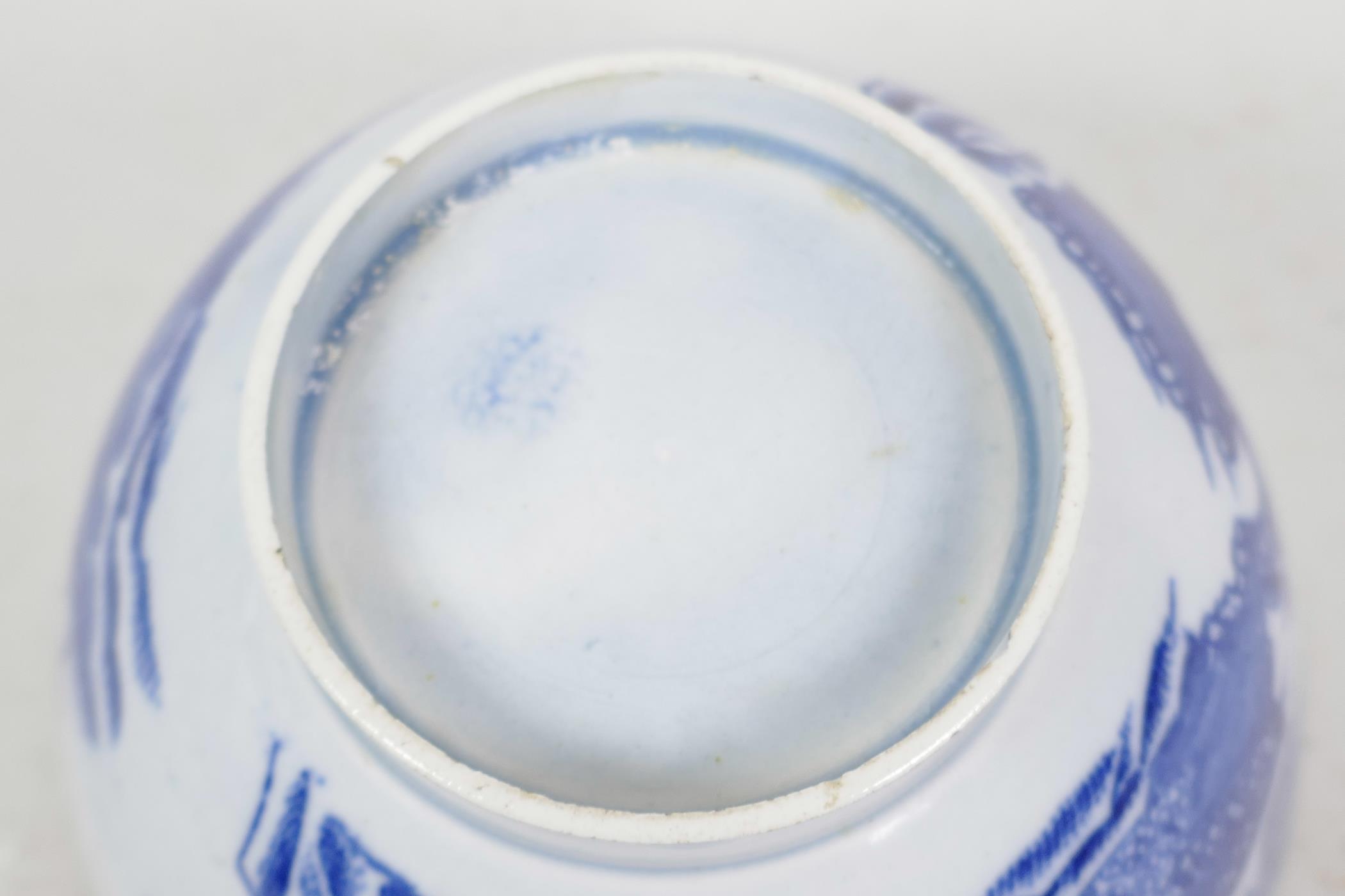 An early C19th English porcelain tea bowl, transfer printed with a variant on the Willow Pattern ( - Image 4 of 4