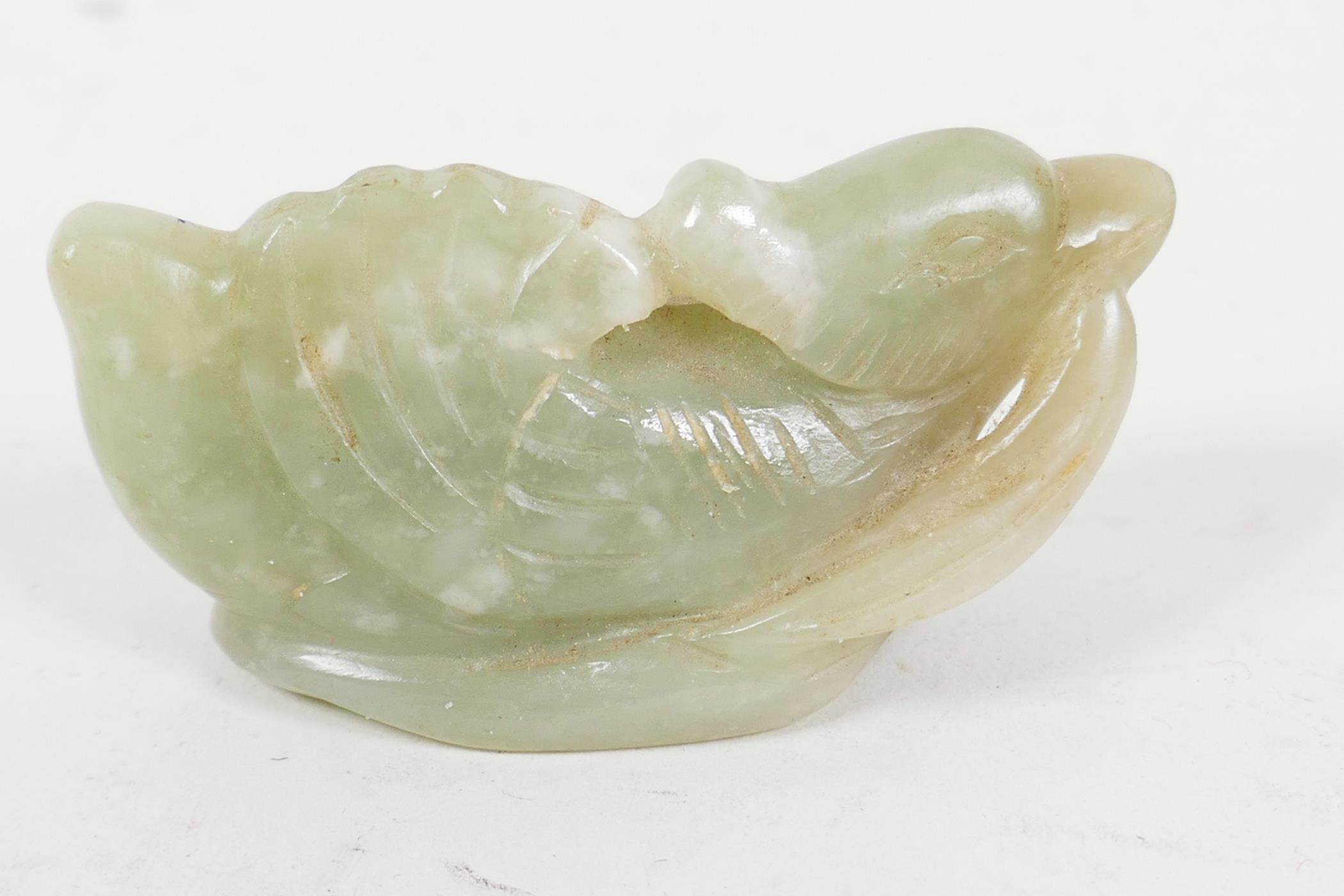 A small Chinese carved jade figure of a duck, 2¼" long - Image 2 of 4