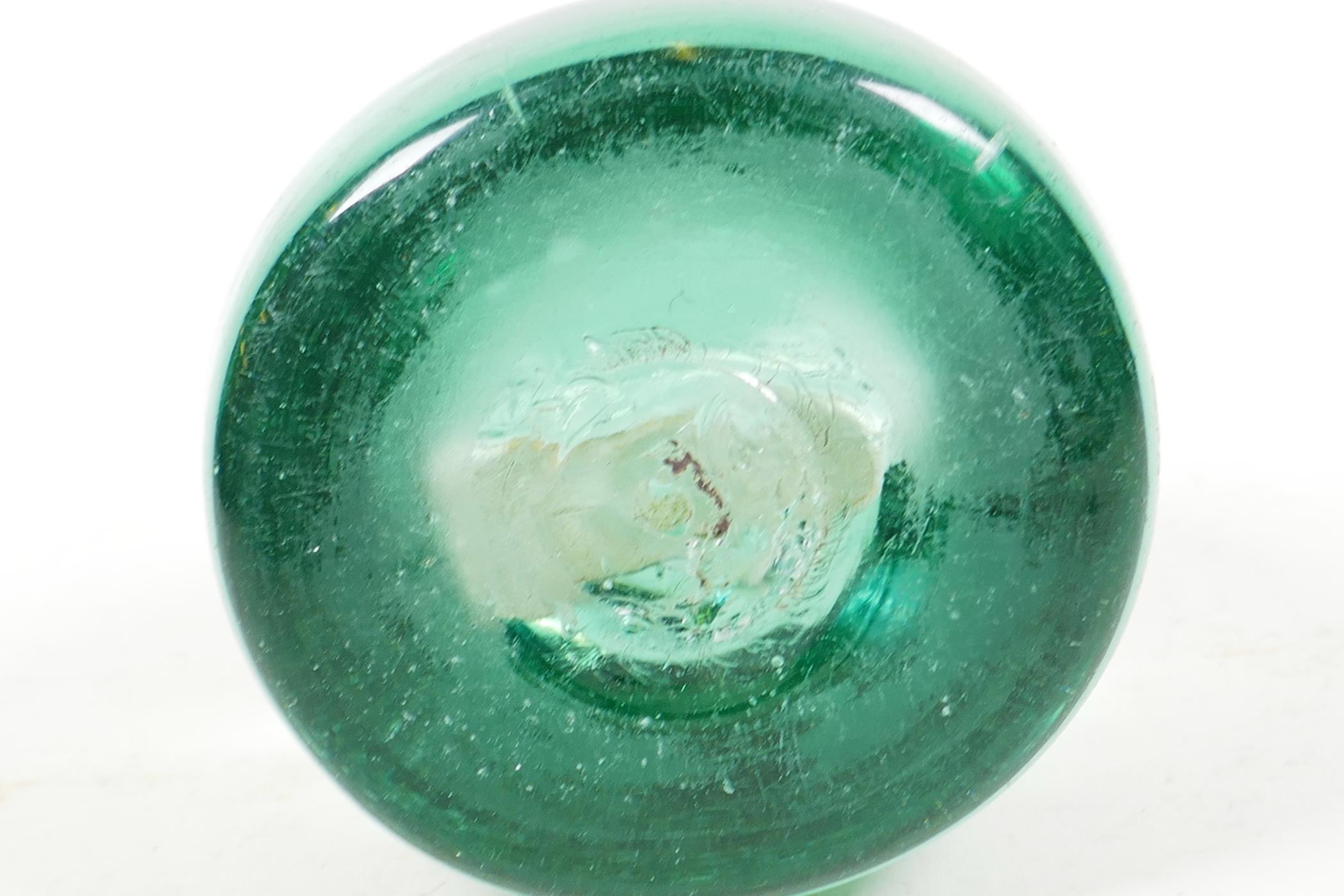 A heavy C19th green glass dump with interior sulphide of a lion, 3½" diameter, 4" high - Image 4 of 4