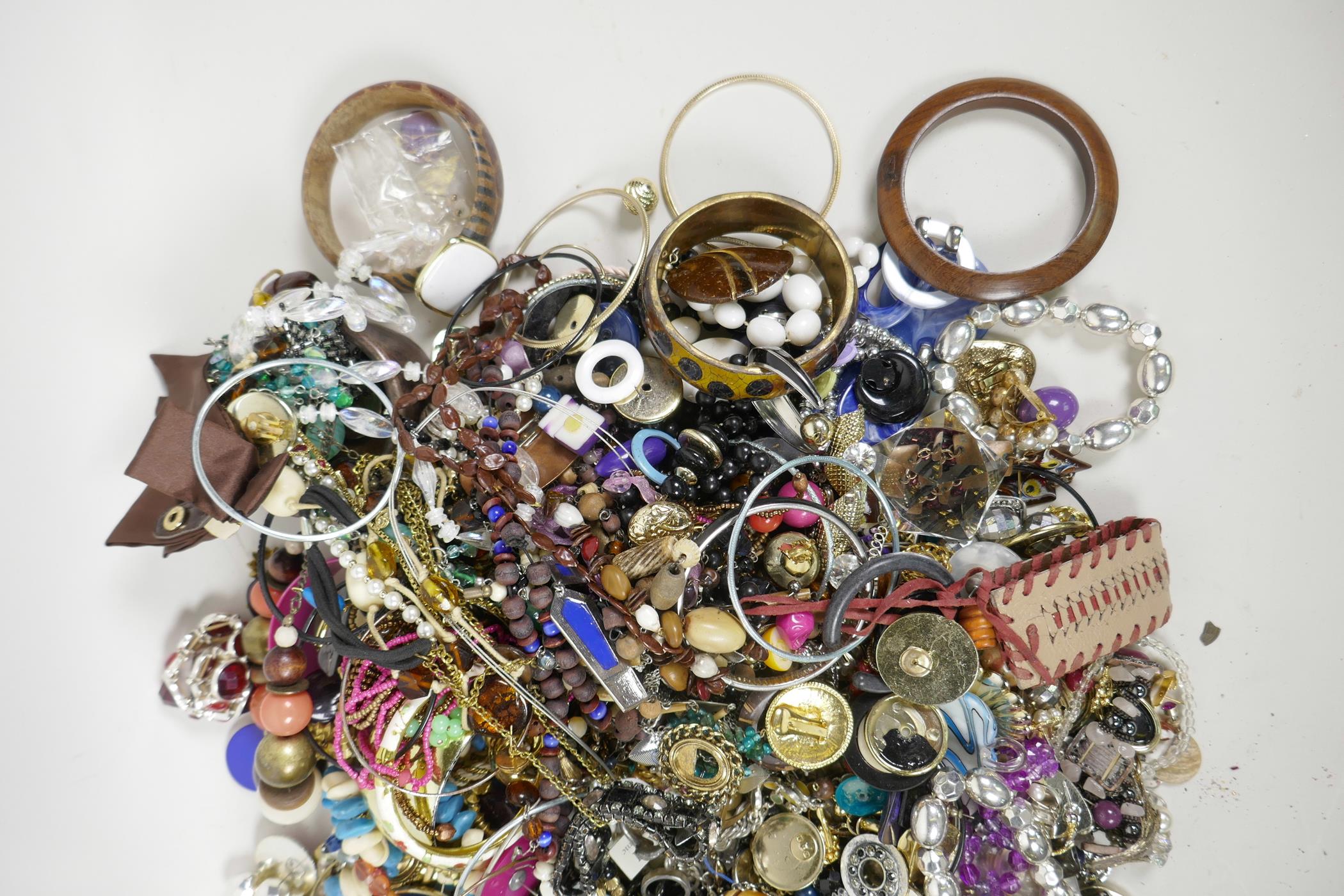 A large quantity of costume jewellery including bangles, necklaces, earrings etc - Image 4 of 4