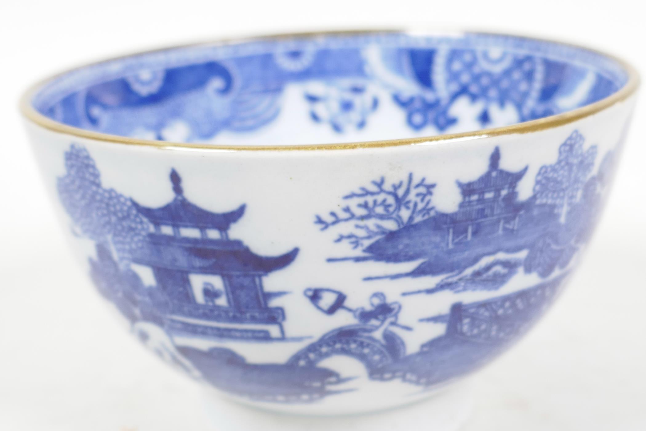 An early C19th English porcelain tea bowl, transfer printed with a variant on the Willow Pattern ( - Image 3 of 4