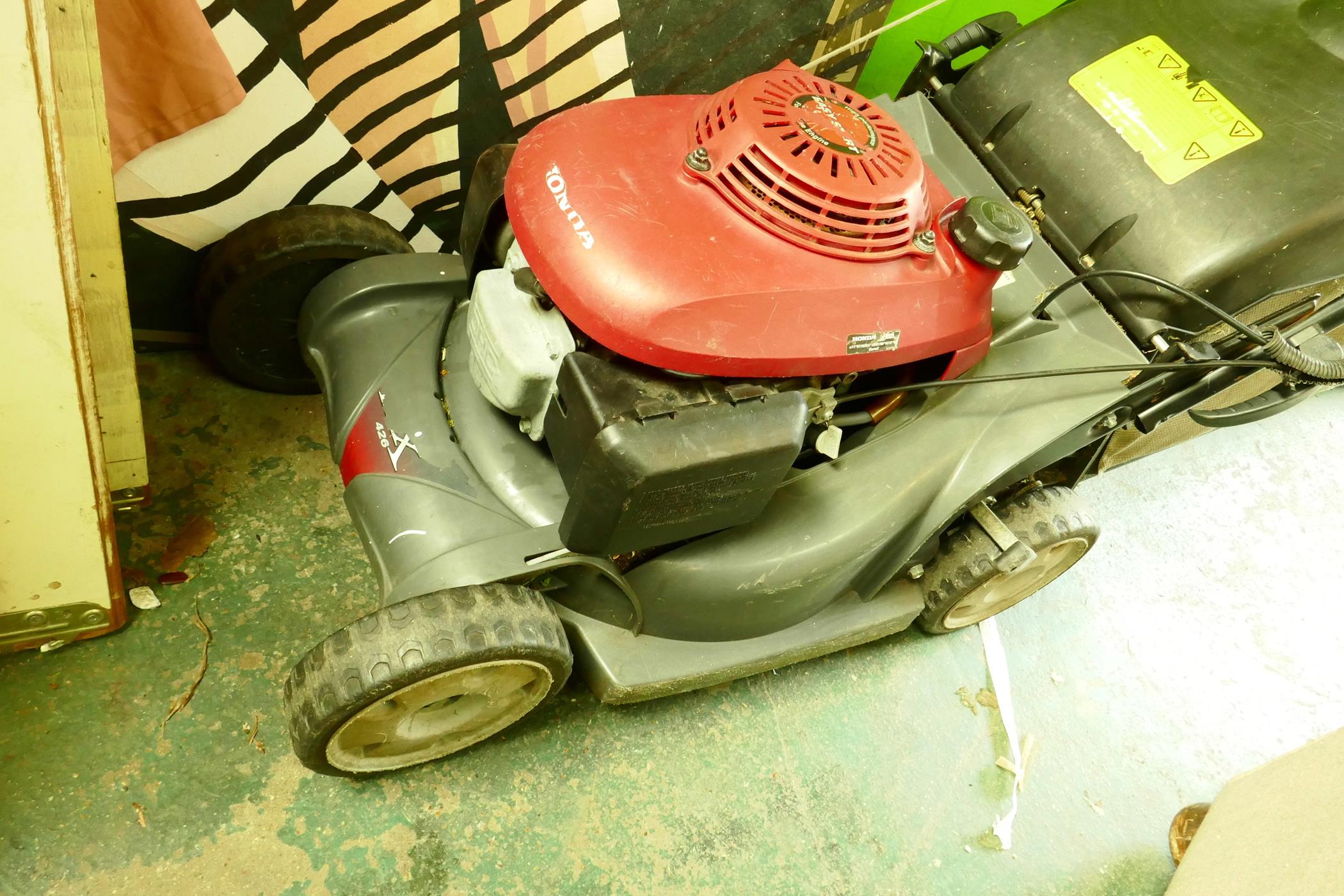 A Honda HR426 petrol lawn mower - Image 3 of 3