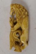 A late C19th/early C20th carved ivory parasol handle carved as a lion fighting a dragon, 3" long,