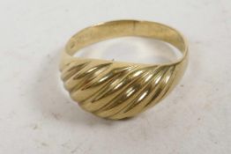 A 9ct yellow gold rope pattern signet ring, size 'R'
