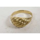 A 9ct yellow gold rope pattern signet ring, size 'R'