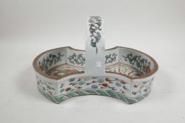 A Chinese wucai porcelain basket decorated with a dragon and phoenix, 12½" x 9½"