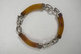 A white metal mounted horn and chainlink bracelet, 7" long