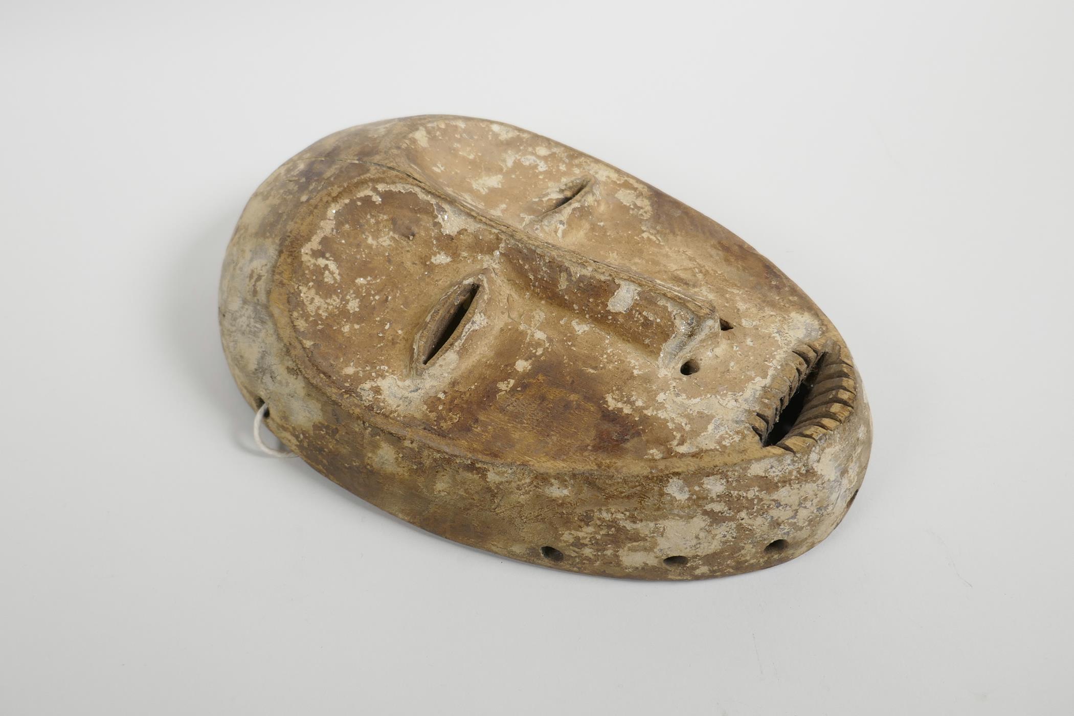 An African carved wood and white clay mask, probably from the Ngbandi, Ngbaka and Ngombe tribal - Image 2 of 3