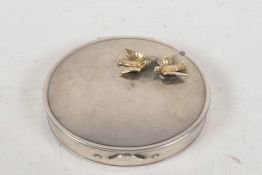 A C19th sterling silver compact, the lid decorated with two (tested) gold doves, 2¾" x 2¼"