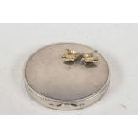 A C19th sterling silver compact, the lid decorated with two (tested) gold doves, 2¾" x 2¼"