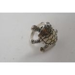 A 925 silver ring decorated with a tortoise with articulated limbs, approximate size 'M'