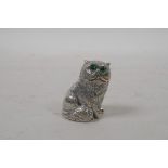 A novelty sterling silver cat with emerald set eyes, 1"