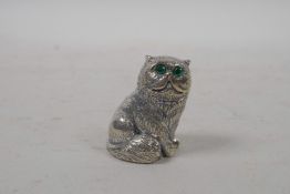 A novelty sterling silver cat with emerald set eyes, 1"