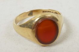 A 9ct gold signet ring set with cabochon agate stone, size 'T'