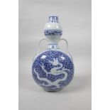 A Chinese blue and white porcelain two handled garlic head shaped flask with dragon decoration, 6