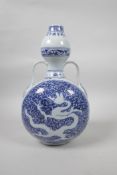 A Chinese blue and white porcelain two handled garlic head shaped flask with dragon decoration, 6