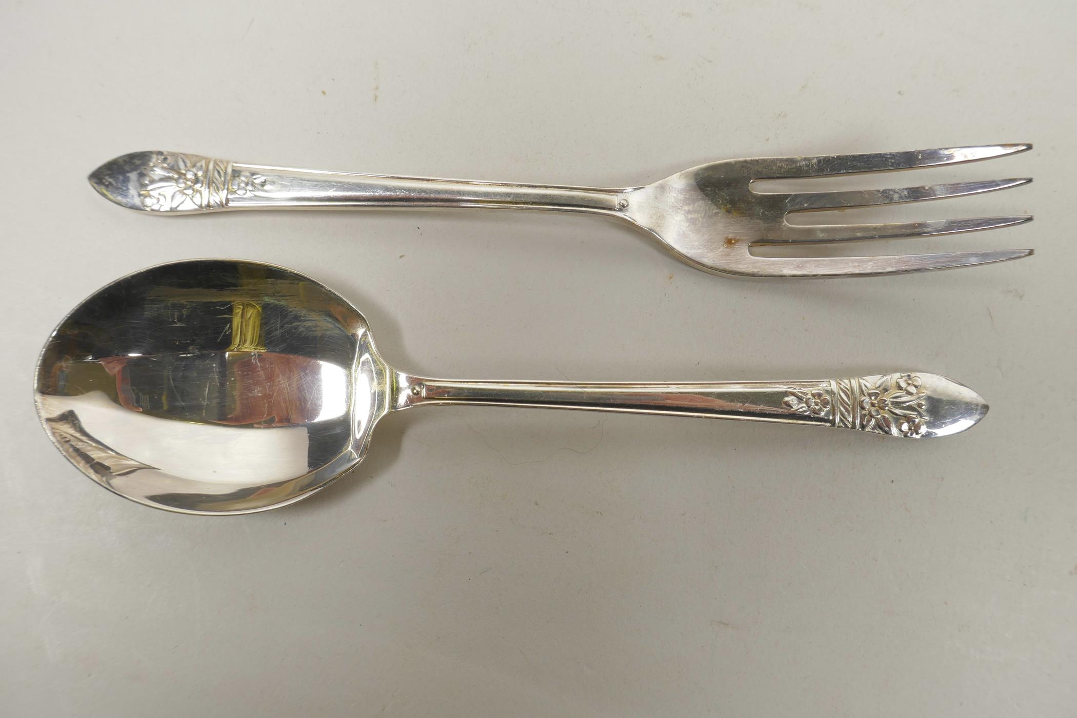 A set of 'Angora' silver plated dessert forks and spoons with serving spoon, a thirteen piece set in - Image 3 of 5