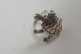 A 925 silver ring decorated with a tortoise with articulated limbs, approximate size 'M'