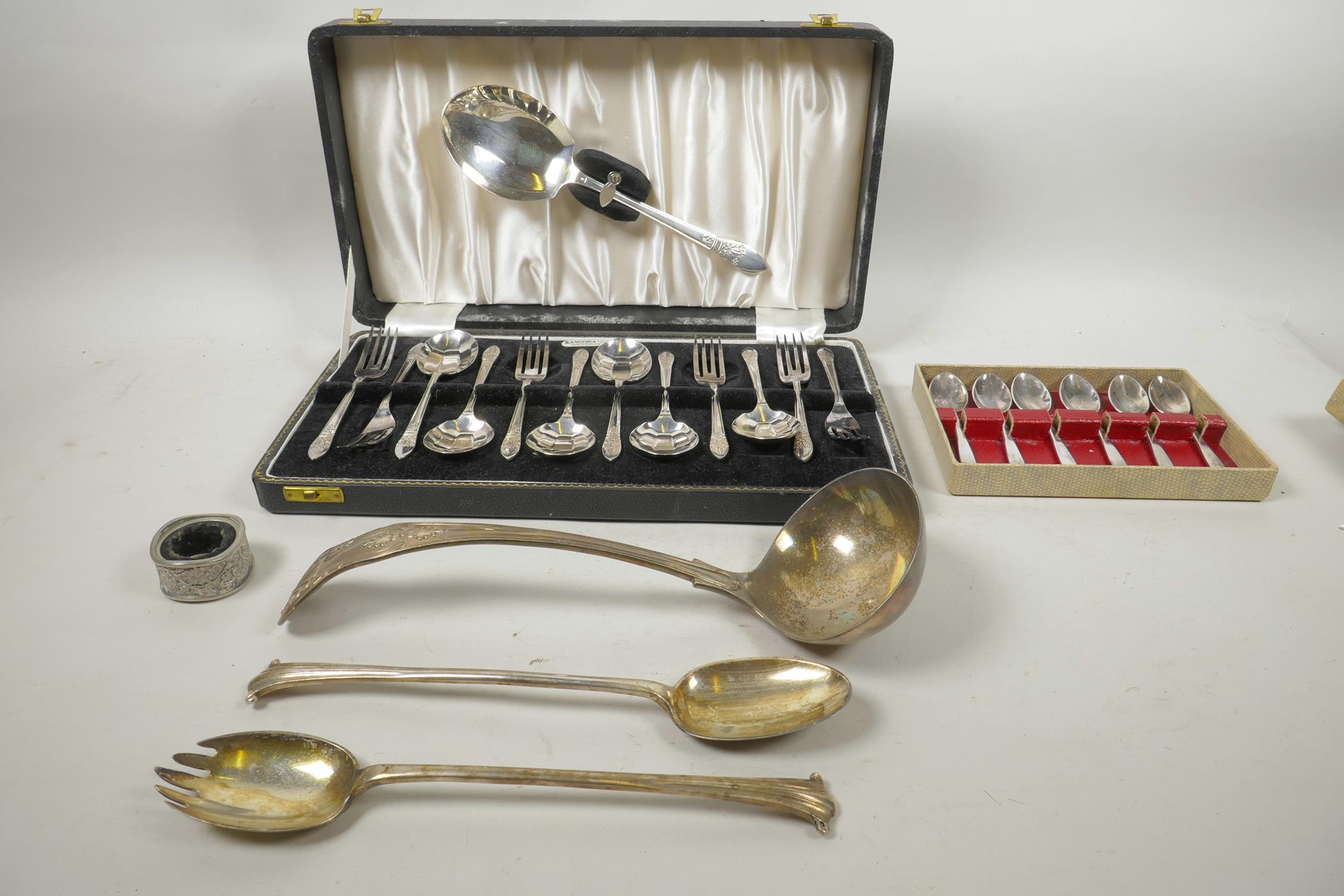 A set of 'Angora' silver plated dessert forks and spoons with serving spoon, a thirteen piece set in - Image 5 of 5