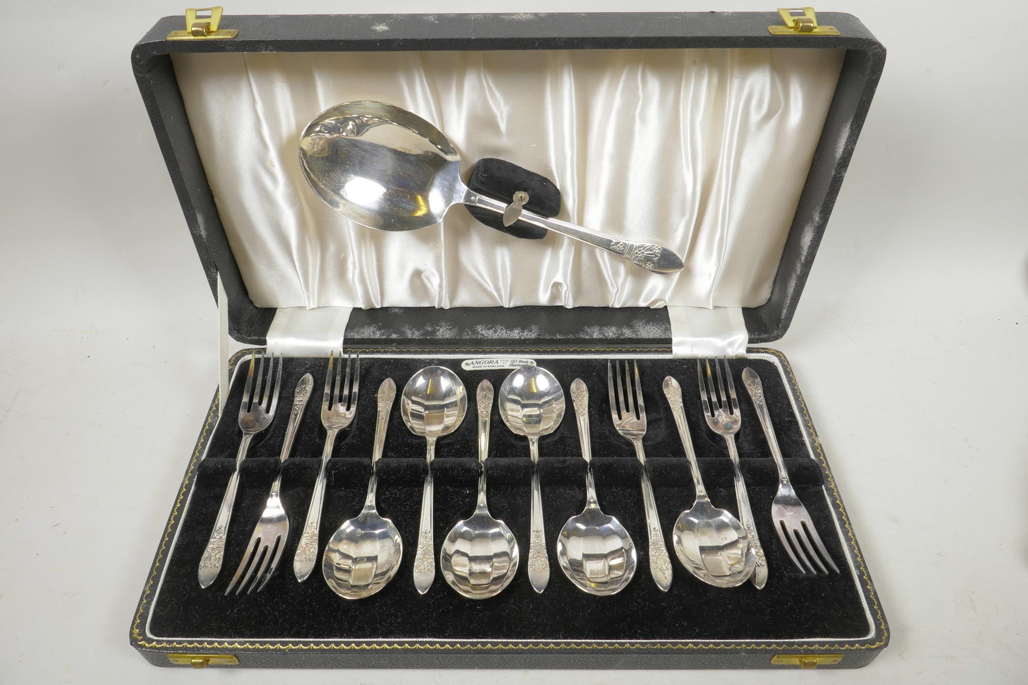 A set of 'Angora' silver plated dessert forks and spoons with serving spoon, a thirteen piece set in - Image 2 of 5