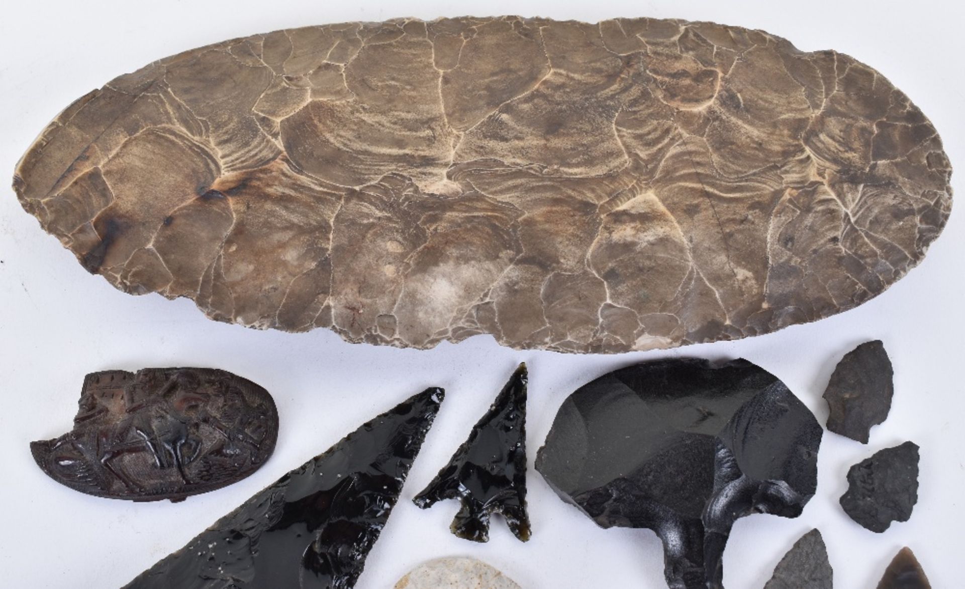 Stone Age and later, a group of knapped flint and obsidian arrow and spear heads and scrapers - Image 6 of 6