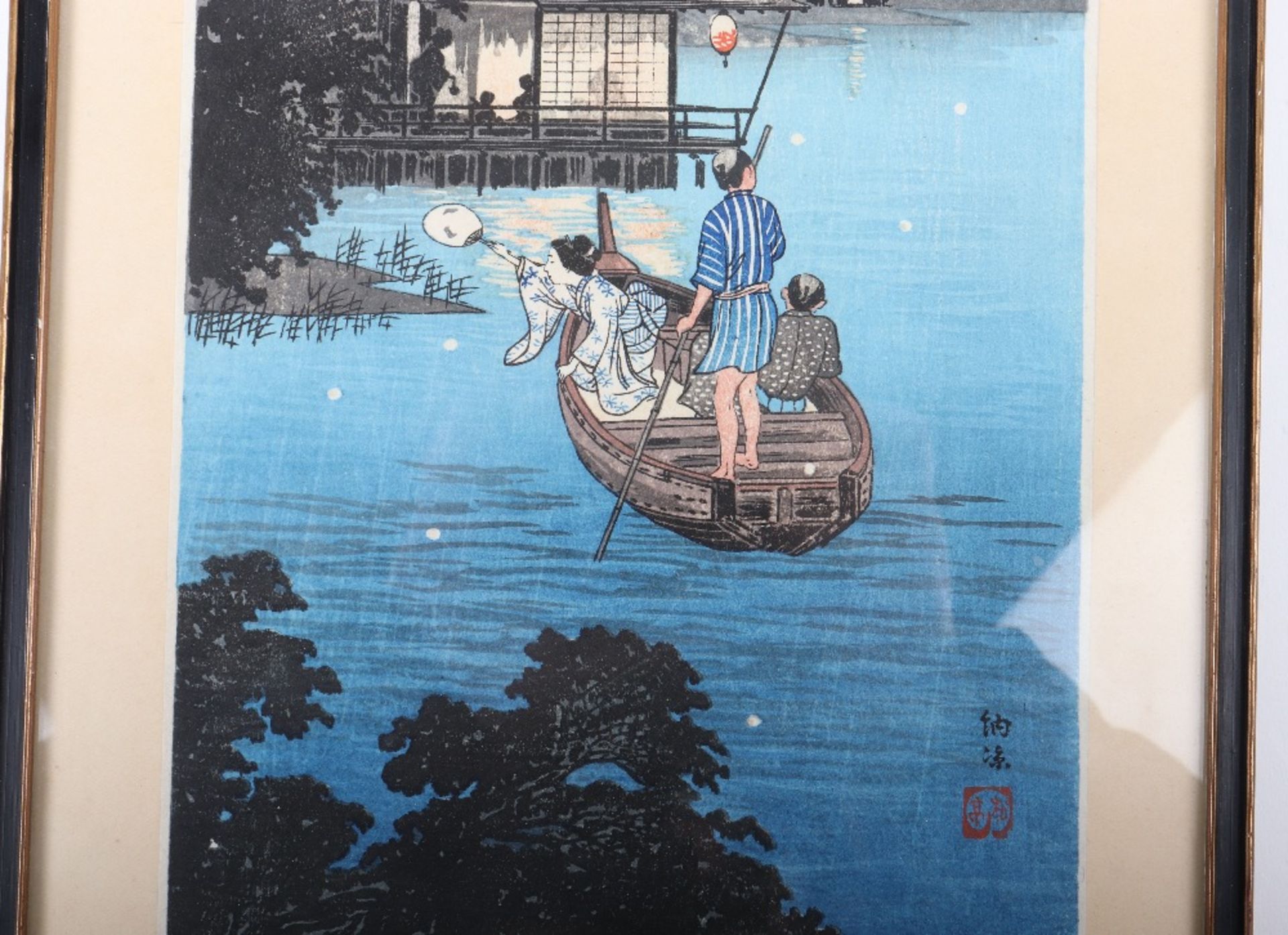 A Japanese screen print of figures on a boat in traditional dress - Image 2 of 2